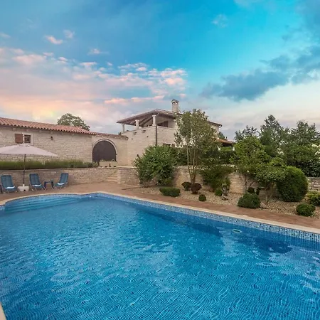 Catarina With Beautiful And Spacious Garden And Pool Kringa
