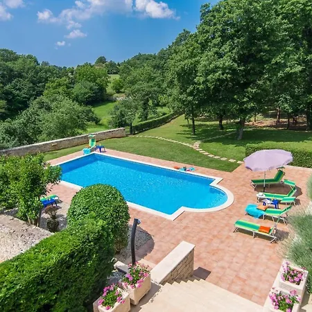 Villa Catarina With Beautiful And Spacious Garden And Pool