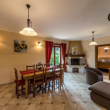 Villa Catarina With Beautiful And Spacious Garden And Pool