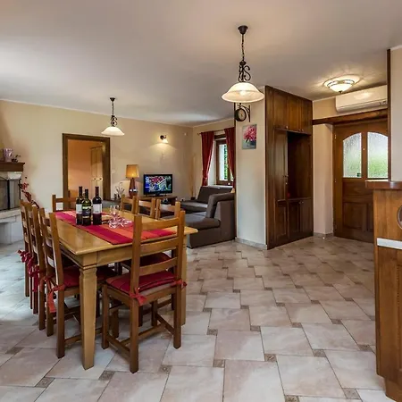 Catarina With Beautiful And Spacious Garden And Pool Kringa