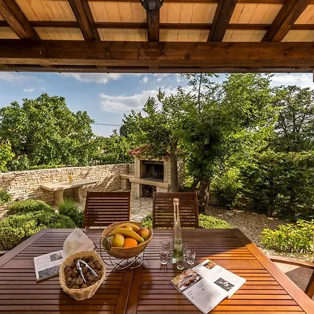 Catarina With Beautiful And Spacious Garden And Pool Kringa