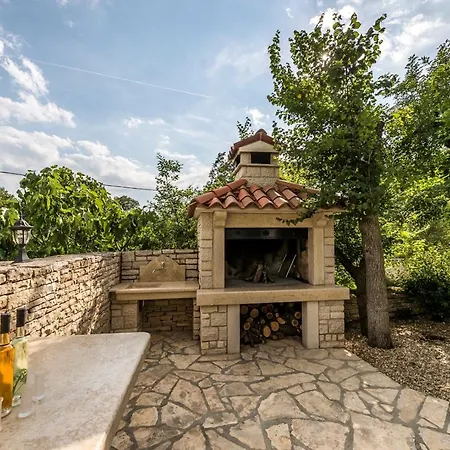 Villa Catarina With Beautiful And Spacious Garden And Pool Kringa
