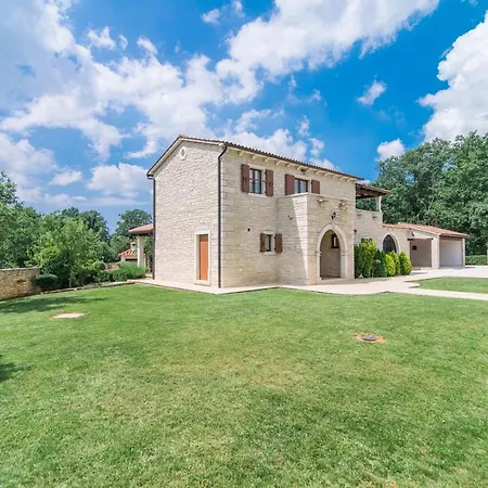 Vila Catarina With Beautiful And Spacious Garden And Pool Kringa