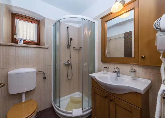 Catarina With Beautiful And Spacious Garden And Pool Kringa