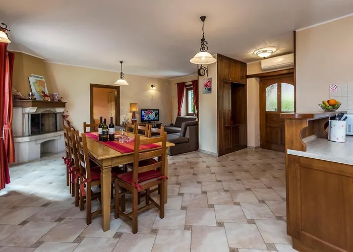 Catarina With Beautiful And Spacious Garden And Pool Kringa