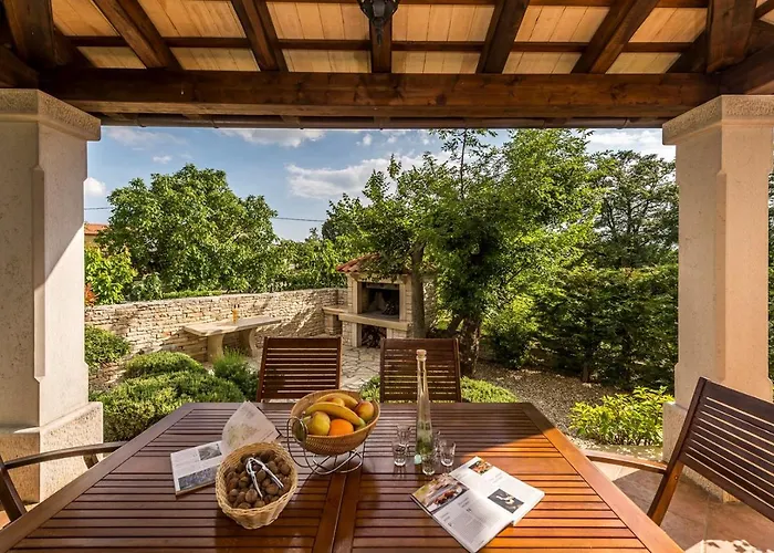 Catarina With Beautiful And Spacious Garden And Pool Kringa