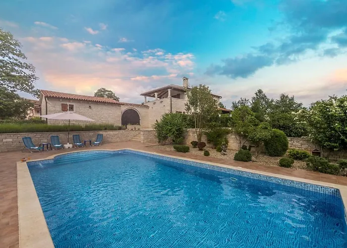 Catarina With Beautiful And Spacious Garden And Pool Kringa