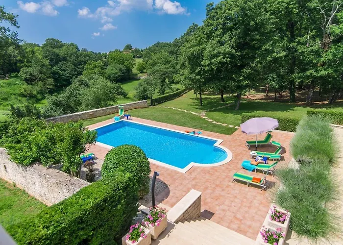 Vila Catarina With Beautiful And Spacious Garden And Pool