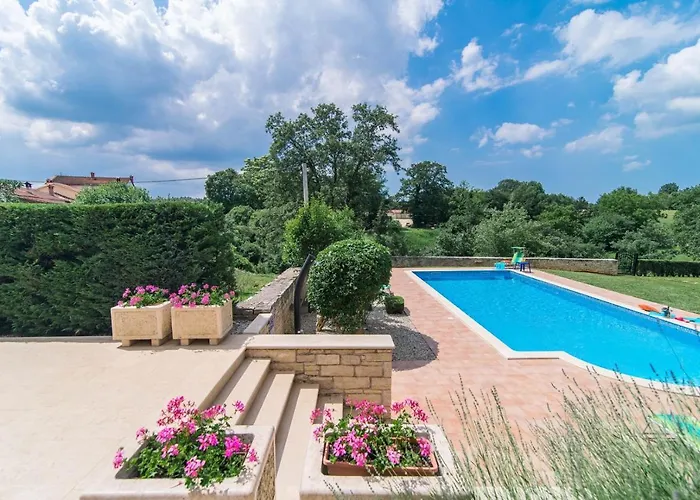 Catarina With Beautiful And Spacious Garden And Pool *