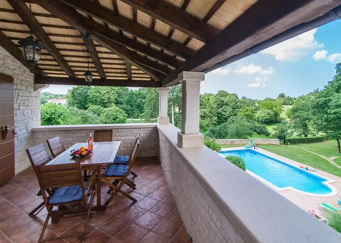 Vila Catarina With Beautiful And Spacious Garden And Pool Kringa