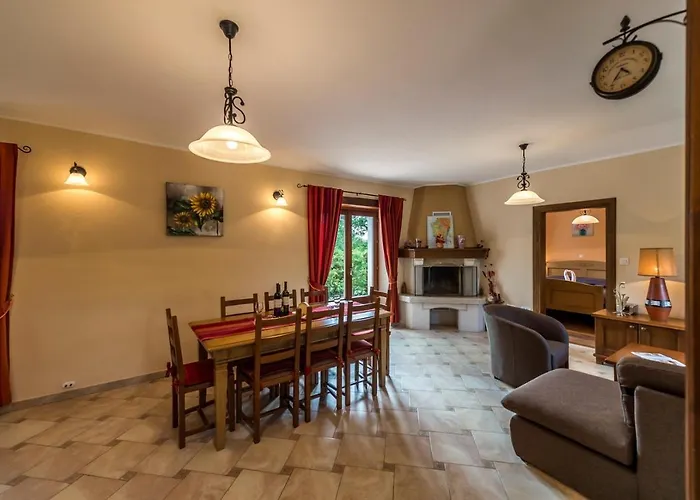 Vila Catarina With Beautiful And Spacious Garden And Pool