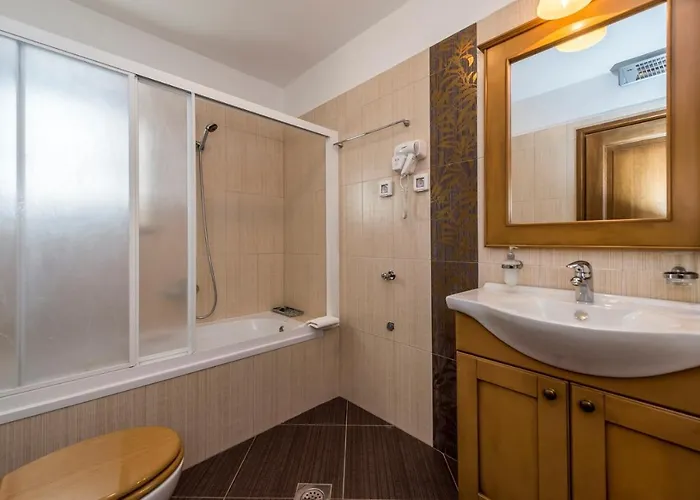 Catarina With Beautiful And Spacious Garden And Pool Vila