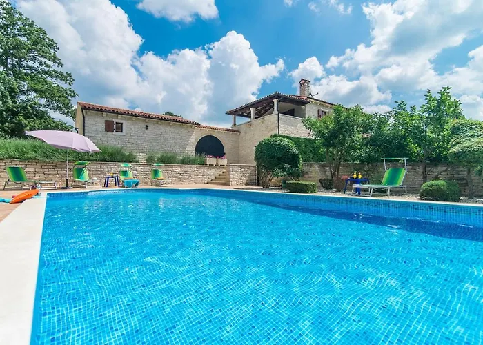 Catarina With Beautiful And Spacious Garden And Pool Kringa