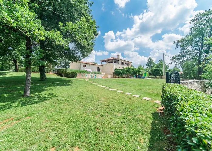 Catarina With Beautiful And Spacious Garden And Pool Vila