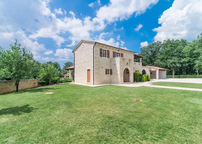 Vila Catarina With Beautiful And Spacious Garden And Pool Kringa